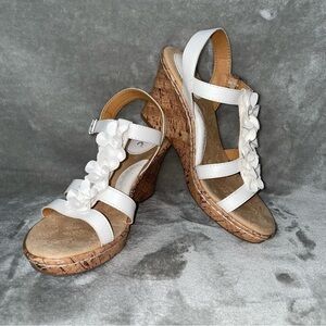 b.o.c Evita Strappy Wedge Sandal White with Buckle Closure Floral T-Strap Size 8